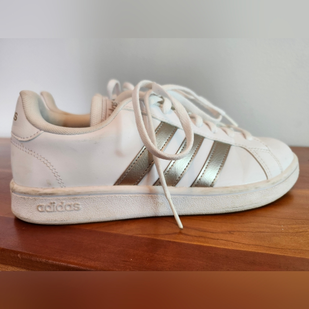 ADIDAS Cloudfoam Sneakers Shoes White Leather W/ Silver Stripes